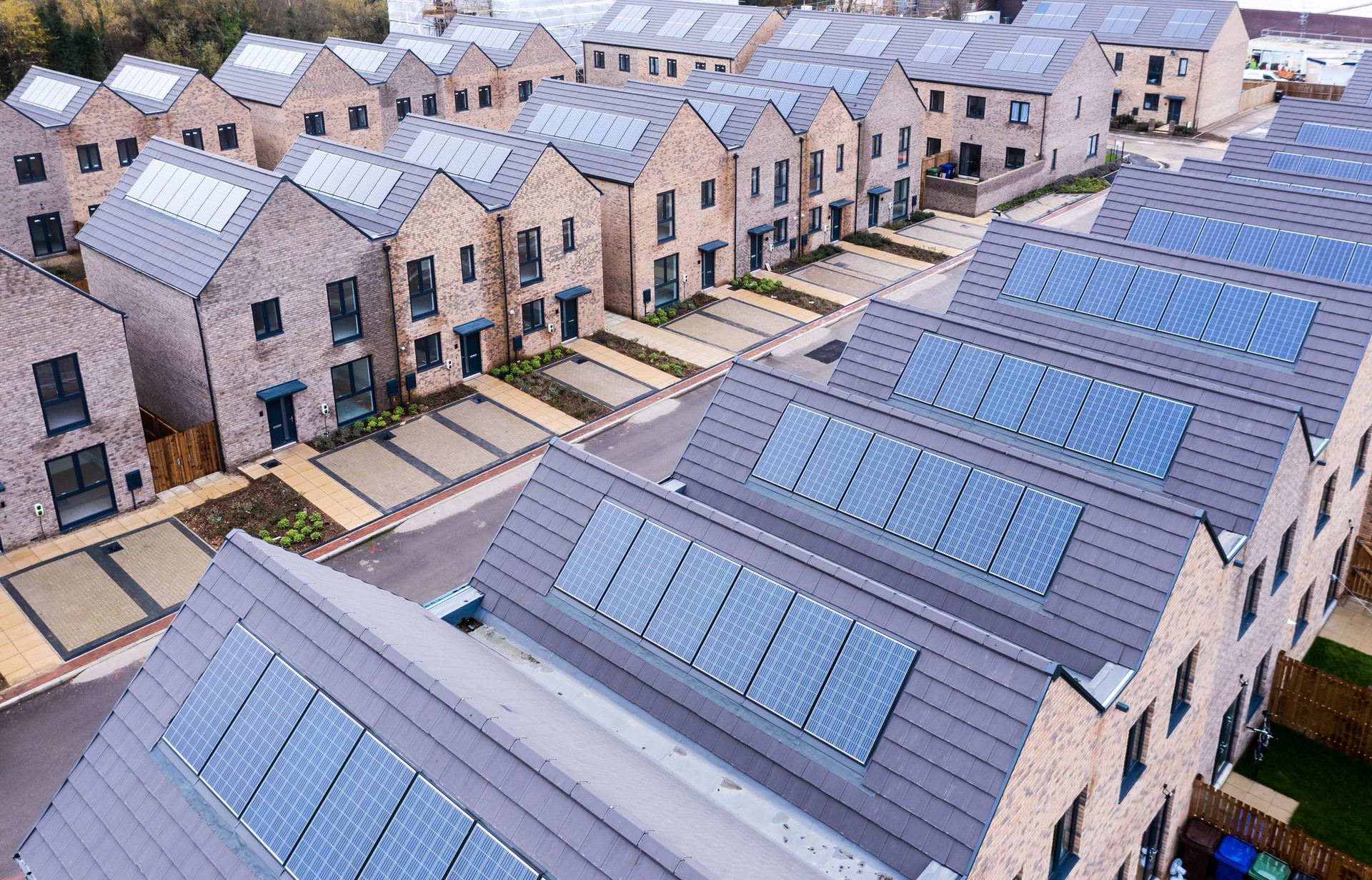 Casas modulares de nueva construcción sin carácter y energéticamente eficientes con paneles solares en la azotea