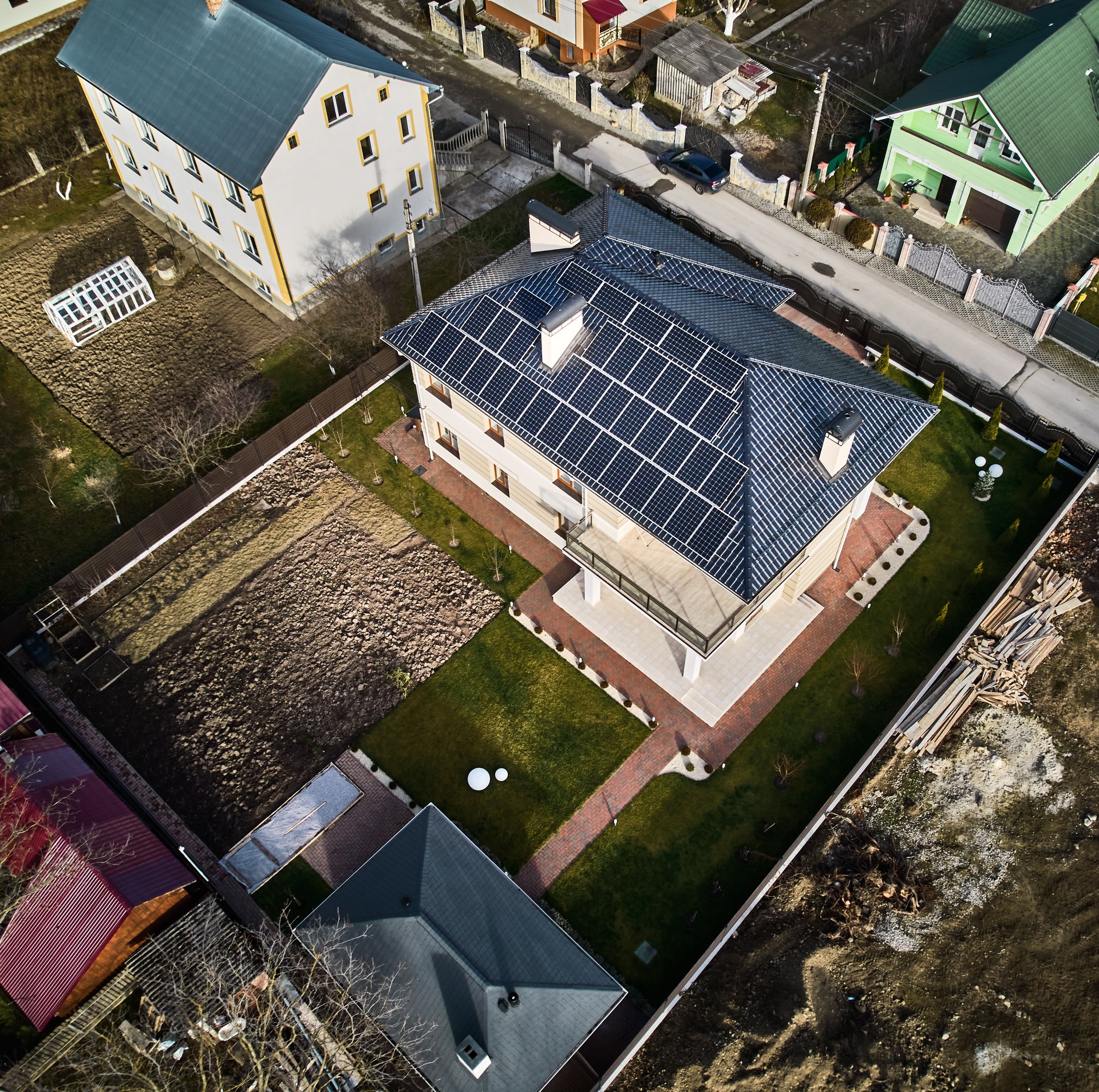 Casa con sistema de paneles solares en la azotea en un vecindario nuevo.